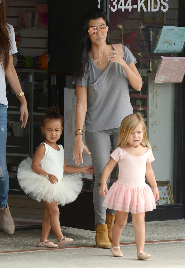 HJERTEKNUSERE: Her tar Kourtney Kardashian med seg datteren Penelope og niesen North på ballett i Los Angeles. Foto: Splash News HJERTEKNUSERE: Her tar Kourtney Kardashian med seg datteren Penelope og niesen North på ballett i Los Angeles. Foto: Splash News